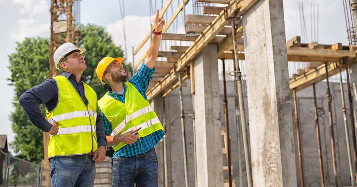 Cherchez-vous en ligne la bonne assurance des constructeurs d’habitation – ouvrages en construction ou risques des constructeurs?  Nous pouvons vous proposer exactement ce dont vous avez besoin pour vous protéger. Nous avons des courtiers agréés à l’échelle du Canada qui peuvent vous aider à comprendre toutes les couvertures dont vous avez besoin en tant que constructeur dans le secteur de la construction résidentielle. Assurance des constructeurs d’habitations – ouvrages en construction : explication Cette couverture est conçue pour protéger les propriétaires, les promoteurs immobiliers et les entrepreneurs pendant les travaux importants de construction d’une nouvelle habitation ou de rénovation et de construction d’annexe pour une habitation existante. Cette assurance couvre le coût du projet en cas de dommages ou de destruction pendant le projet et avant l’achèvement des travaux.  Deux formules sont proposées : une police globale ou une police pour un projet unique. Responsabilité civile globale de chantier L’assurance responsabilité civile globale de chantier permet à tous les entrepreneurs, sous-traitants, constructeurs et propriétaires d’avoir le même montant d’assurance responsabilité civile d’entreprise.  Si un tiers est blessé sur un chantier de construction ou qu’un sous-traitant commet une erreur et que le propriétaire le poursuit, cette couverture permet d’assurer une protection adéquate pour les responsables du projet.   Couverture des coûts essentiels et des coûts accessoires :  Il est important de comprendre le montant de garantie des coûts essentiels et des coûts accessoires d’un projet de construction, de rénovation ou de construction d’annexe. Voyons la définition des deux couvertures :  - Coûts essentiels : Il s’agit des coûts directement liés à la construction, y compris les coûts du matériel et de la main-d’œuvre du projet. Ils peuvent comprendre l’ossature de bois, la fondation, le système CVC et le prolongement du toit.  - Coûts accessoires : Il s’agit des coûts qui ne sont pas directement liés à la construction. Ils peuvent comprendre les meubles, les appareils électroménagers, les frais juridiques, les frais de financement et d’entretien.   En établissant ces deux couvertures à un niveau approprié, cela permet de s’assurer d’avoir le bon montant de garantie tout au long du projet et d’éviter le plafonnement du montant de la couverture.  Une fois ces montants de garantie établis, certains assureurs fonderont d’autres montants de garantie sur les montants combinés des coûts essentiels et des coûts accessoires. Il pourrait s’agir de garanties en cas de vol, de tempête de grêle, de dégâts d’eau ou d’inondation. N’oubliez pas de demander plus de précisions à votre courtier pour savoir si d’autres garanties sont nécessaires. 