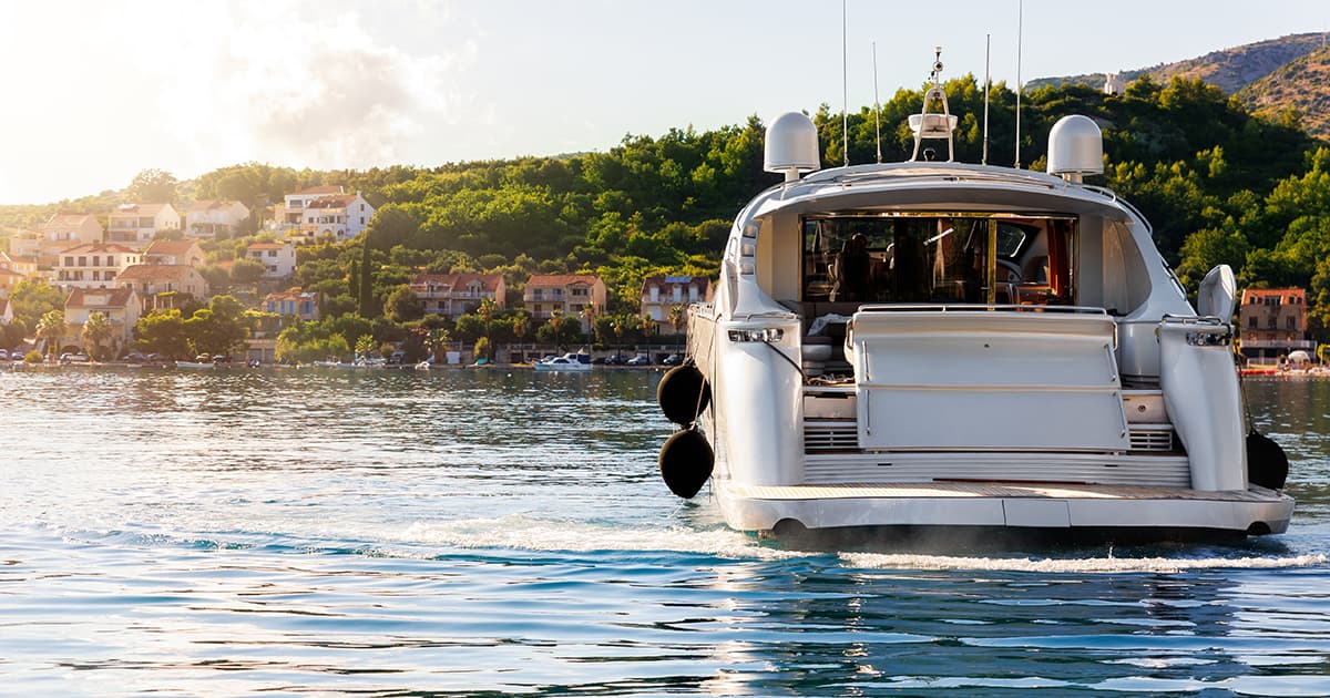 Assurer un grand bateau par rapport à un petit bateau 